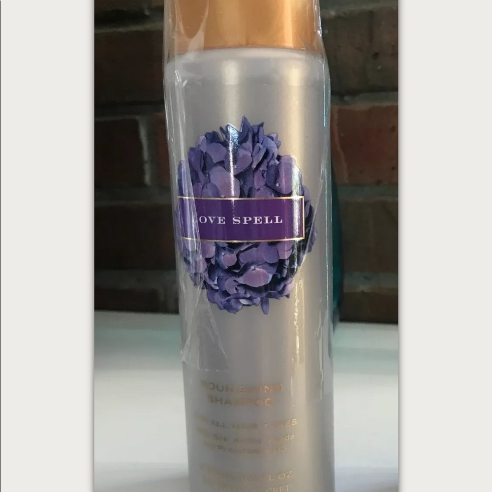 Victoria’s Secret Loves Spell shampoo